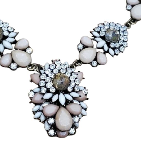 Treska Gorgeous pink and white statement necklace - Picture 2 of 5
